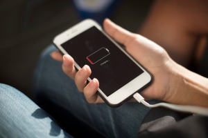 How many hours should a phone battery last in a day?